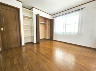 【収納】 | 越谷市大泊 ハウスメーカー施工 中古戸建 | 南東角のお部屋も大型のクローゼットと、収納棚がございます