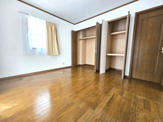 【収納】 | 越谷市大泊 ハウスメーカー施工 中古戸建 | 南西角にはクローゼットを並べて備え付け 使い分けもしやすいですね