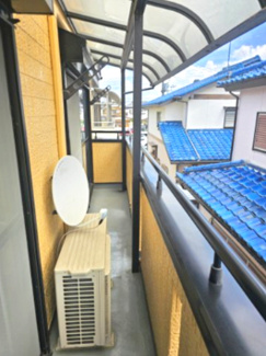 【バルコニー】 | 越谷市大泊 ハウスメーカー施工 中古戸建 | ２Fバルコニーには屋根も設置してあるので、強い陽射しや雨も防ぎます