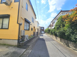 【前面道路含む現地写真】 | 越谷市大泊 ハウスメーカー施工 中古戸建 | 前面道路は行き止まりになっているので、交通量も少ない閑静な住宅地です