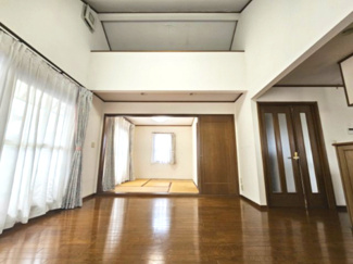 【居間・リビング】 | 越谷市大泊 ハウスメーカー施工 中古戸建 | ２Fリ便うと大きな吹き抜けも相まって、とても明るいリビングとなっています 周りの視線も気にならないのもポイントです