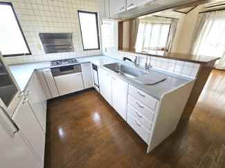 【キッチン】 | 越谷市大泊 ハウスメーカー施工 中古戸建 | 作業スペースも広々として、とても使いやすいレイアウトのコの字型システムキッチン 収納も豊富で片付けにも困りませんね