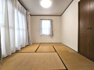 【和室】 | 越谷市大泊 ハウスメーカー施工 中古戸建 | リビングに隣接した和室は、小さなお子さまの遊び場やお父さんのくつろぎスペース、また来客用にも使えて大活躍できるスペースです