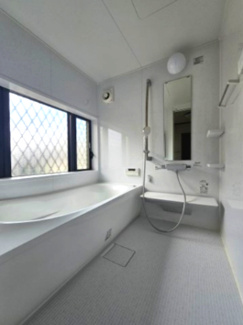 【浴室】 | 越谷市大泊 ハウスメーカー施工 中古戸建 | ２０２２年に新規交換したばかりのユニットバス 大きな窓も付いています