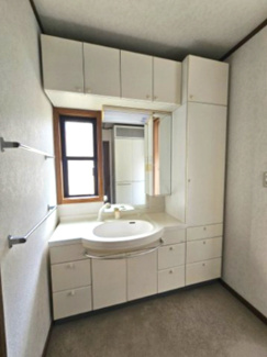 【独立洗面台】 | 越谷市大泊 ハウスメーカー施工 中古戸建 | 大型の独立洗面台は、使いやすさもさることながら収納も豊富なのはうれしい造りですね