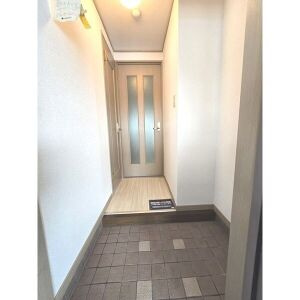 ボンアーデル壱番館の玄関