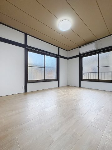 【居間・リビング】 | 園田コーポ | ★自然光がたっぷり入る、明るく広々とした12帖の居間です★