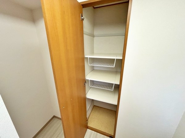 キッチンには便利な食品庫がございます