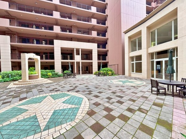 マンション各棟の間には中庭がございます