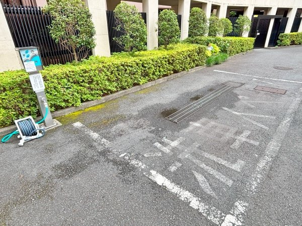 マンション敷地内には洗車スペースがございます