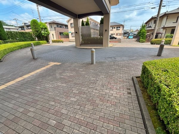 メインエントランスには車寄せがあるので、お買い物の後も安心です