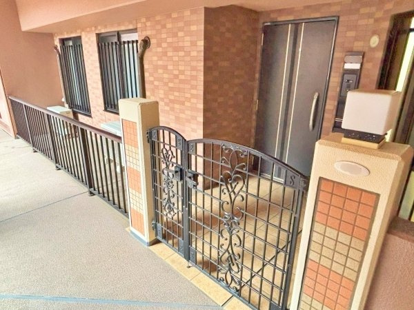 お部屋と廊下の間には門扉付きのポーチがありますので、プライバシーが守られます