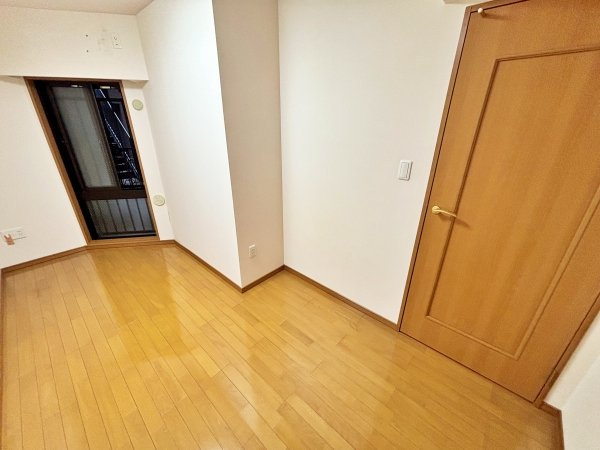 洋室部分（約5.4帖、ウォークインクローゼット付）