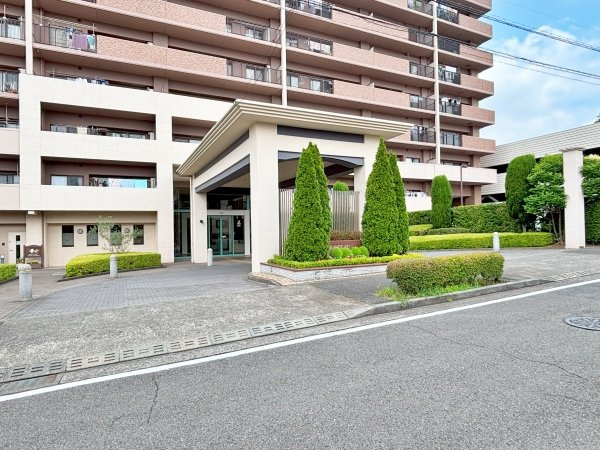 マンションのメインエントランス部分、車寄せとなっています
