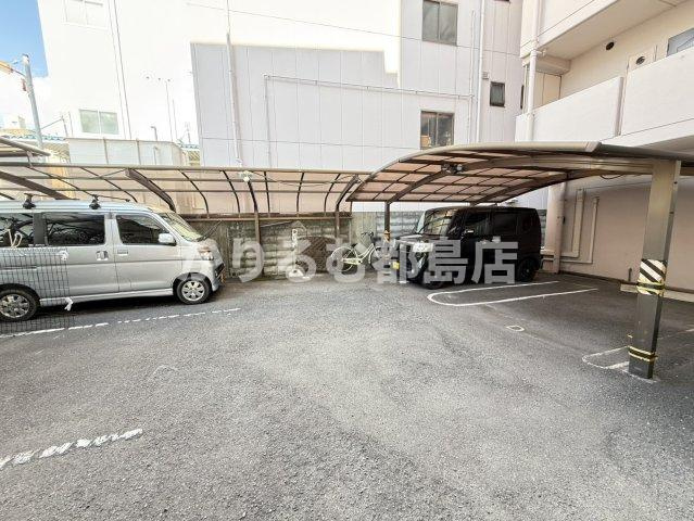 三福ロイヤルマンションの駐車場