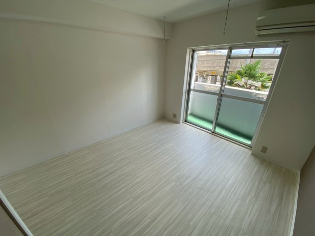 シャトラン弓木壱番館の居間・リビング