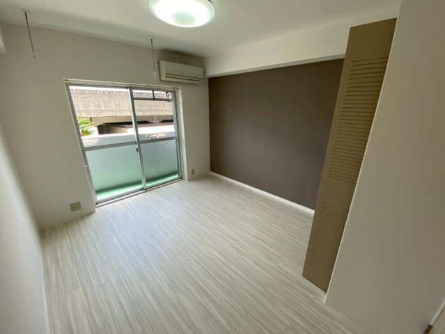 シャトラン弓木壱番館の居間・リビング