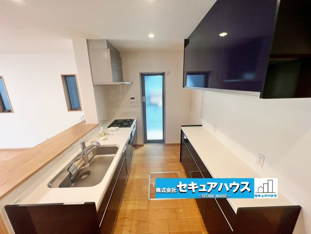 【今からご案内可能】名古屋市緑区大高町大平戸 D棟のキッチン|広々キッチンスペース
同時にたくさんの料理が調理できる。「焼く・蒸す・煮る」の工程を同時進行で進めることができるので、料理を素早く作ることができます。育児でバタバタ忙しいママに嬉しい♪