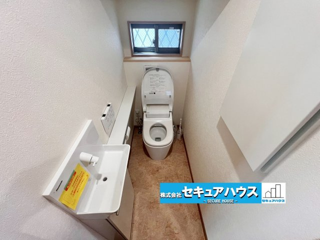 【今からご案内可能】名古屋市緑区大高町大平戸 D棟のトイレ|【高機能トイレ】
◆高機能トイレの多くは便器のフタの開閉が自動であり、使用後に手動で水を流す面倒もなく非常に便利です。スタイリッシュな見た目で、お掃除しやすく、節水効果が高いです。