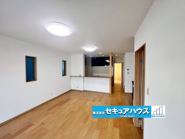 【今からご案内可能】名古屋市緑区大高町大平戸 D棟の居間・リビング|【LDK】
◆家族揃ってリビングで過ごすお休みの日が、楽しみになる場所となることでしょう。
対面式のオープンキッチンは、家事をしながら家族の様子が一目でわかる安心＆便利設備♪