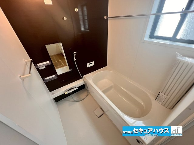 【今からご案内可能】名古屋市緑区神沢1丁目 全1棟の浴室|【浴室】
◆アクセントパネルで落ち着きのある雰囲気を演出します。毎日の疲れを癒やすバスタイムをお楽しみ下さい！
窓付きで、カビの繁殖を抑える効果があります。また、空間を明るく広く見せる効果もあります。