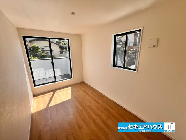 【今からご案内可能】名古屋市緑区神沢1丁目 全1棟の洋室|広々とした居住空間は日々の暮らしを彩り、心のやすらぎと満足感を与えてくれます。通風と採光を考慮した設計は子供たちはのびのび育ち、家族でくつろぎと団らんを生み出します。
