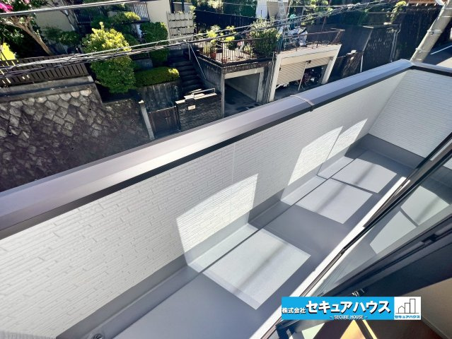 【今からご案内可能】名古屋市緑区神沢1丁目 全1棟のバルコニー|【バルコニー】
◆見晴らしもよく、太陽の温かな温もりをめいっぱい受け止めてくれます。
太陽の光と爽やかな風を受けたお洗濯物はあっという間に乾き、取りこむ時には太陽の匂いを感じられそうですね。　　