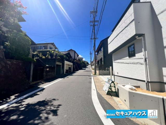 【今からご案内可能】名古屋市緑区神沢1丁目 全1棟の駐車場|前面道路は閑静な住宅地をはしる車通りの少ない道路。お車の出し入れが苦手なママや小さなお子様にも安心ですね。しっかり舗装もされているので、ベビーカーや自転車で通っても快適に通行できます。