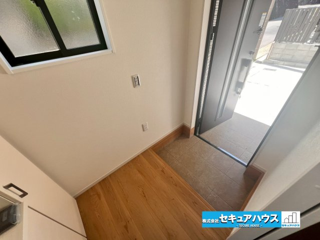 【今からご案内可能】名古屋市緑区神沢1丁目 全1棟の玄関|【玄関】
◆光が差し込み明るいです。気分も晴れやかになりますね。
◆玄関には、収納力のあるシューズボックスがございます。玄関まわりがすっきり片付きます。　