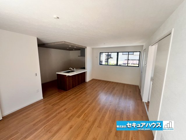 【今からご案内可能】名古屋市緑区神沢1丁目 全1棟の居間・リビング|【LDK】
◆家族揃ってリビングで過ごすお休みの日が、楽しみになる場所となることでしょう。
対面式のオープンキッチンは、家事をしながら家族の様子が一目でわかる安心＆便利設備♪