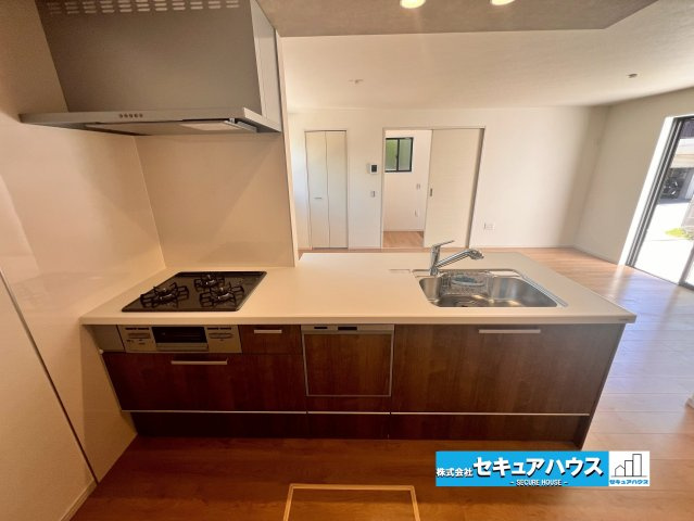 【今からご案内可能】名古屋市緑区神沢1丁目 全1棟のキッチン|広々キッチンスペース
同時にたくさんの料理が調理できる。「焼く・蒸す・煮る」の工程を同時進行で進めることができるので、料理を素早く作ることができます。育児でバタバタ忙しいママに嬉しい♪