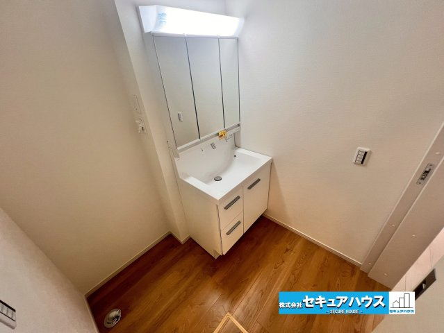 【今からご案内可能】名古屋市緑区神沢1丁目 全1棟の独立洗面台|【独立洗面化粧台】
良く通勤通学に向かえそうですね！鏡の裏にはたっぷりと収納スペースを標準装備！
◆電源を付属しているのでドライヤーなど利用できます。