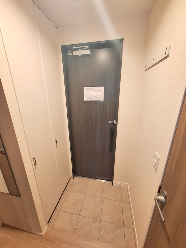 クレスコート岸町の玄関