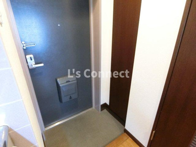 【玄関】 | ウエスト7泉 | 背の高い下駄箱で靴も収納できます。