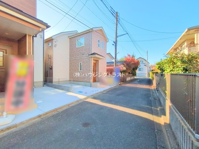 仲介手数料無料　ハートフルタウン所沢和ケ原12期　全２棟　A号棟　の前面道路含む現地写真
