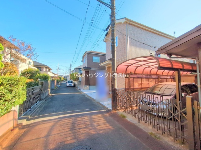 仲介手数料無料　ハートフルタウン所沢和ケ原12期　全２棟　A号棟　の前面道路含む現地写真