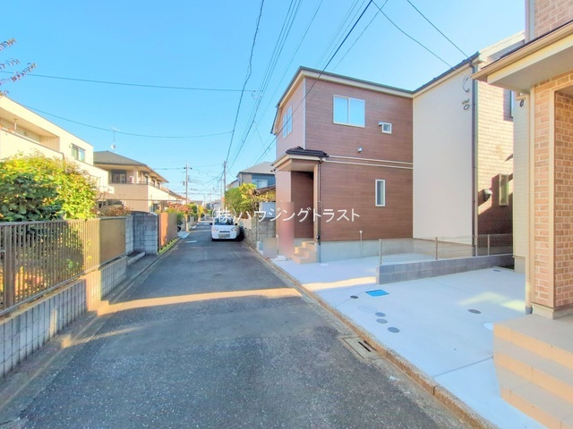 仲介手数料無料　ハートフルタウン所沢和ケ原12期　全２棟　B号棟　の前面道路含む現地写真