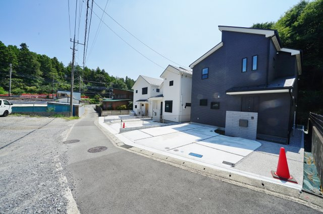 【横浜市旭区南本宿町140-1全3棟新築戸建て】★仲介手数料無料★（南本宿小学校・万騎が原中学校）の前面道路含む現地写真