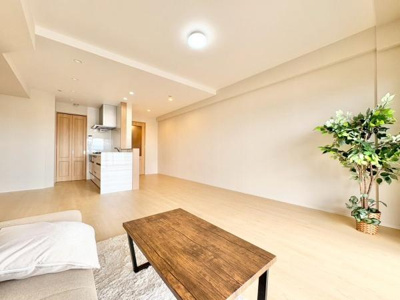 【居間・リビング】 | リビオ上野芝ガーデンンズ | 大切なご家族が集まるからこそＬＤＫはこだわりたい！休日はおひさまの光をたっぷりと取りこめるリビングでゆったりと過ごしませんか？子供たちが元気に笑いながら走り回っても十分な広さの空間です。