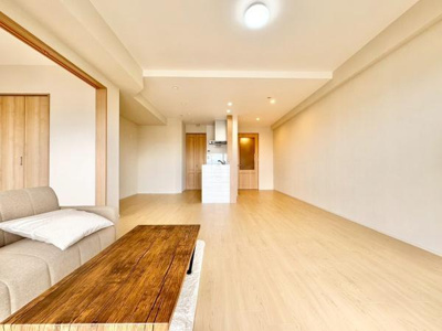 【居間・リビング】 | リビオ上野芝ガーデンンズ | ここにはみんなが集い、食事と楽しい会話が始まる。話に夢中になりすぎて、ついつい時を忘れてしまう。そんな束の間の幸せを感じさせてくれる場所。