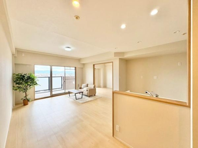 【居間・リビング】 | リビオ上野芝ガーデンンズ | 家族の笑い声が聞こえてきそうな大空間♪大きめのLDKはそれだけで心が和みます。家族揃ってリビングで過ごすお休みの日が、楽しみになる場所となることでしょう。