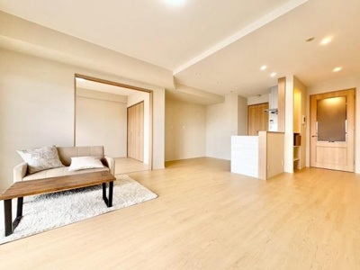 【居間・リビング】 | リビオ上野芝ガーデンンズ | オープンでのびやかな空間を生み出す、こだわりの広がりとゆとり。家族と過ごす時間を大切にしたい方にぴったりの明るくゆとりある住空間です。