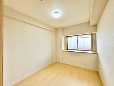 【洋室】 | リビオ上野芝ガーデンンズ | 充分な広さと収納機能を備えた部屋はお子様の自発性と成長を促します。お子様の成長を支える、勉強や好きなことに没頭する学びの空間にどうぞ。