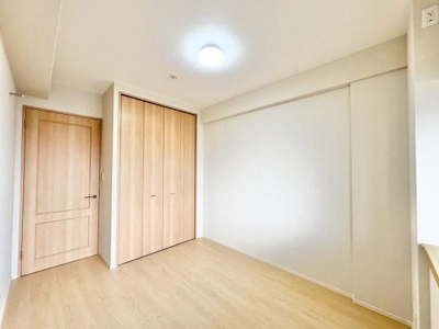 【洋室】 | リビオ上野芝ガーデンンズ | 全居室にはクローゼットを完備！普段使いのお洋服や小物はもちろん、季節物のお洋服などもしっかりと整理整頓おしまい頂けます。居室空間をより広く隅々までお使いいただけますね♪