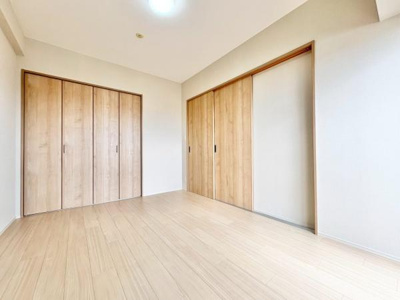 【洋室】 | リビオ上野芝ガーデンンズ | 木目のフローリングが暖かみのある室内に。明るい寝室で心地のいい朝を迎えられそう。