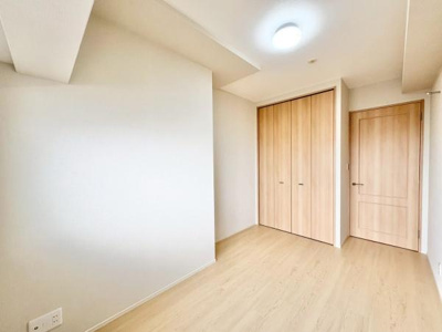 【洋室】 | リビオ上野芝ガーデンンズ | 家族一人ひとりの大切なプライベート空間。趣味に合わせて使って頂けるようシンプルに仕上げてあります。暮らし心地を大きく左右する収納を、適材適所に配置し使い勝手を考慮しました。