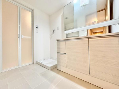 【独立洗面台】 | リビオ上野芝ガーデンンズ | 一日の始まりの朝、歯磨きをしたりメイクや髪をセットしたり・・・使いやすさが考えられた3面鏡です♪シャワー付水栓で洗面台でのシャンプーや毎日の掃除に大変便利ですね♪