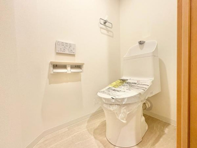 【トイレ】 | リビオ上野芝ガーデンンズ | 節水型でエコなトイレには、今では当たり前のウォシュレット付き。便座を温める機能もついていて、居心地良くてトイレから出られなくなるかも！
