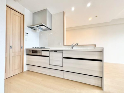 【キッチン】 | リビオ上野芝ガーデンンズ | 食器洗乾燥機付きで家族の食器もピカピカ。後片付けもラクラクこなせて、日々の生活には欠かせない便利設備。環境にもママの手にも優しいのがうれしいですね。