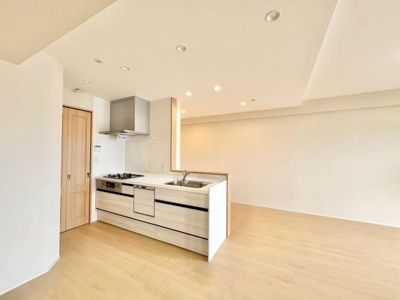 【キッチン】 | リビオ上野芝ガーデンンズ | キッチンワークしながら大切な家族との会話を楽しむ。家族のコミュニケーションが生まれるキッチンです♪